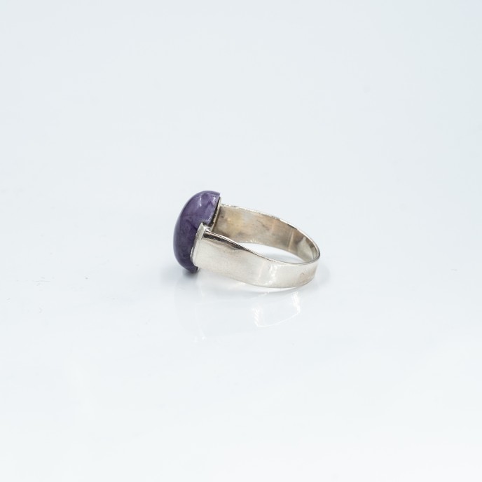 Inel oval simplu s charoite Argint