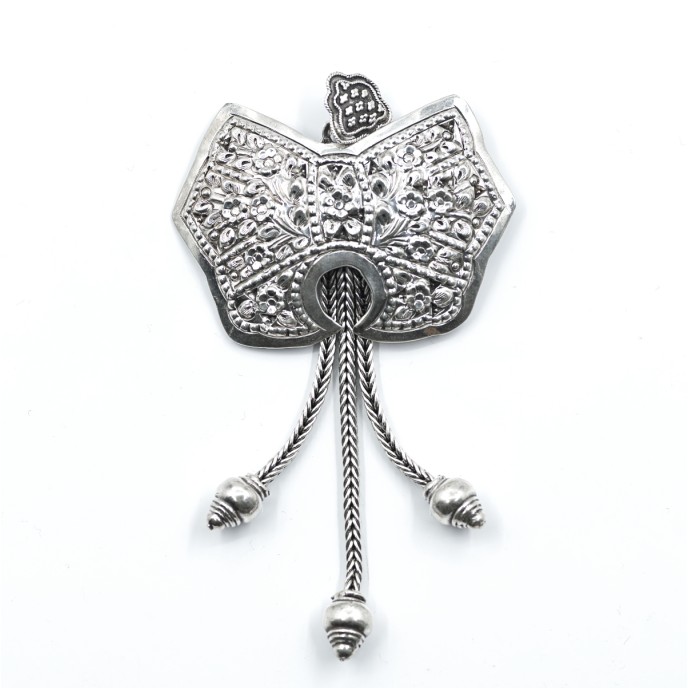 Brosa model fundita cu ciucuri Argint