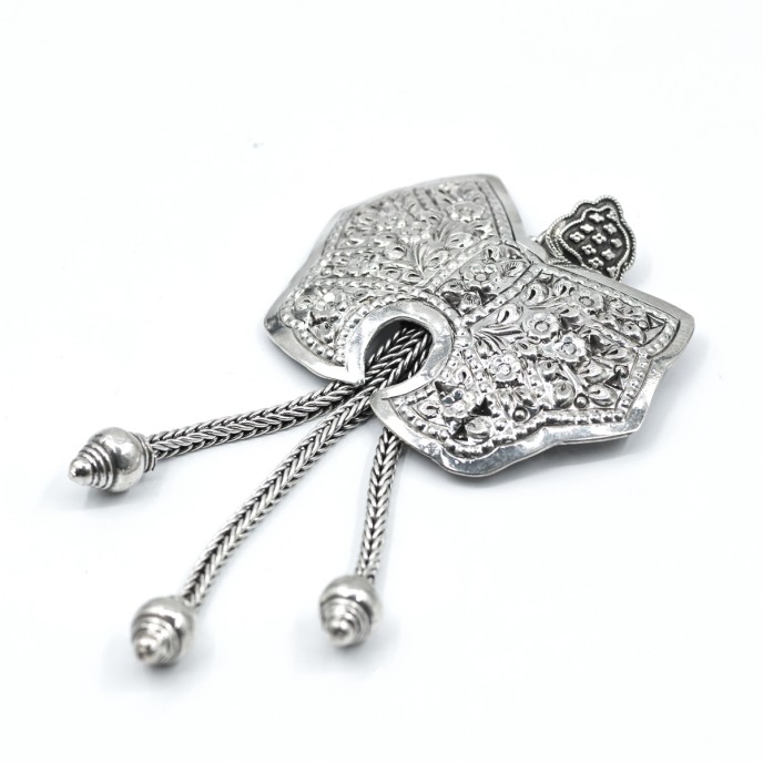 Brosa model fundita cu ciucuri Argint