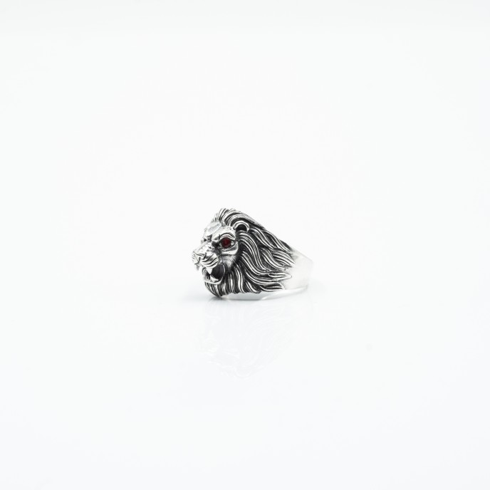 Inel cap de leu c.z.rosu Argint