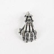 Pandantiv mana schelet cu cranii Argint