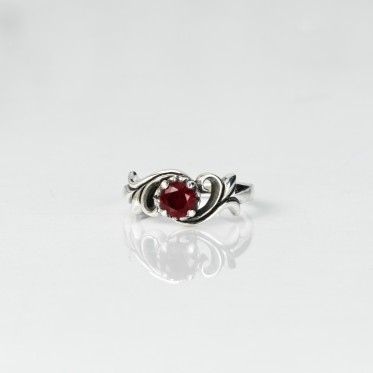 Inel gotic model crengute rosu Argint