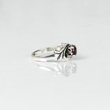 Inel gotic model crengute rosu Argint