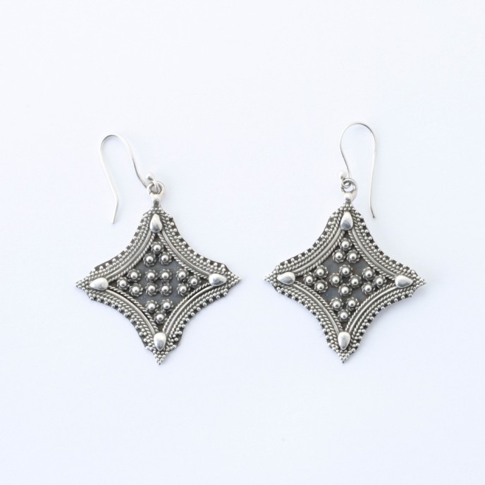 Cercei patrati ascutiti flori Argint