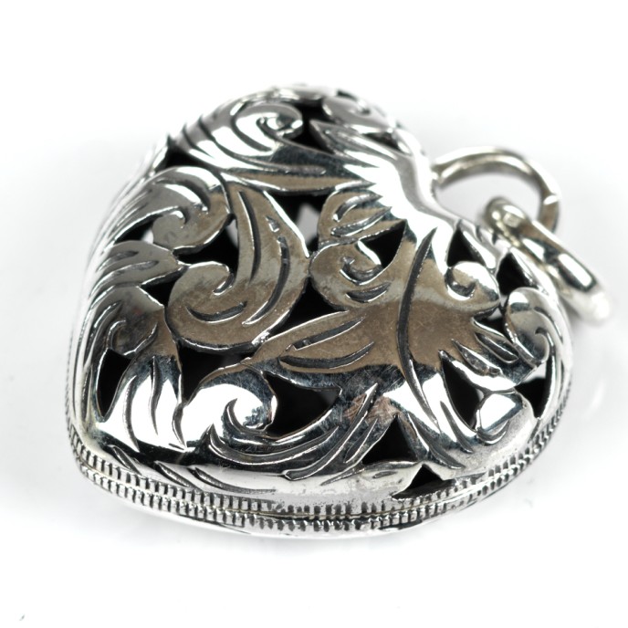 Pandantiv caseta inima petale m Argint