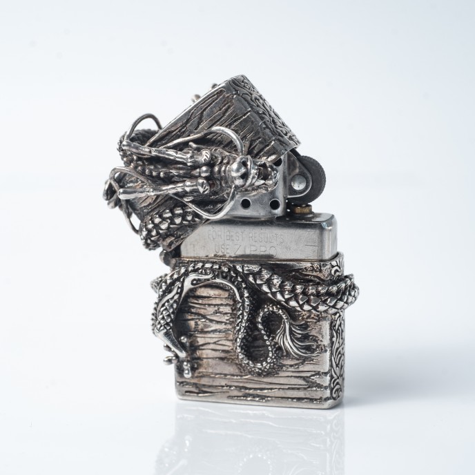Bricheta Zippo dragon incolacit l Argint