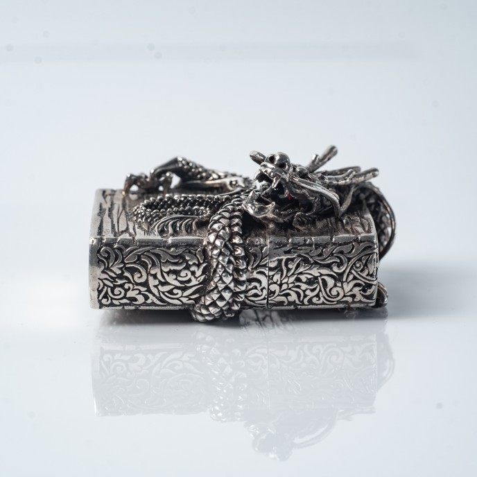 Bricheta Zippo dragon incolacit l Argint