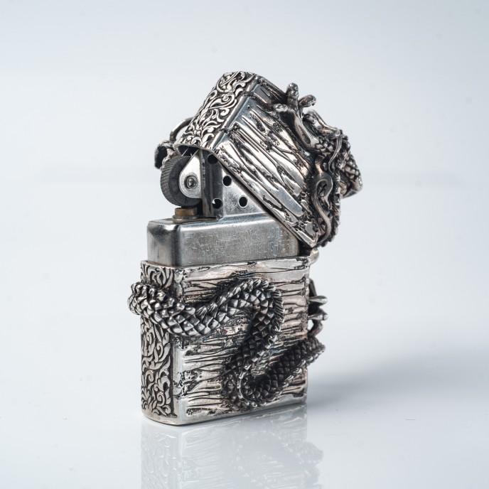 Bricheta Zippo dragon incolacit l Argint
