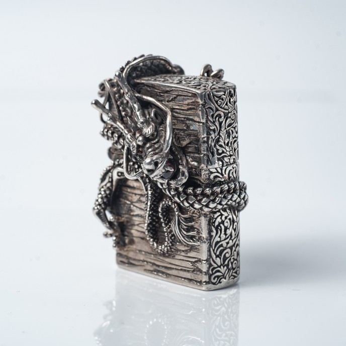 Bricheta Zippo dragon incolacit l Argint