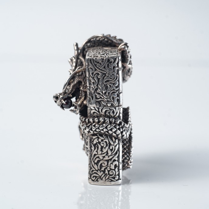 Bricheta Zippo dragon incolacit l Argint