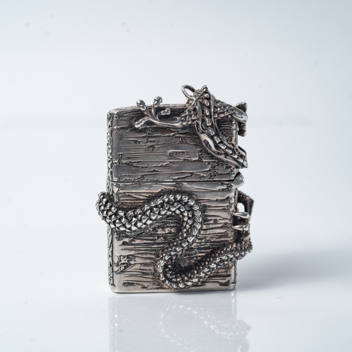 Bricheta Zippo dragon incolacit l Argint