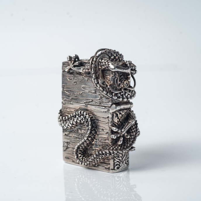 Bricheta Zippo dragon incolacit l Argint