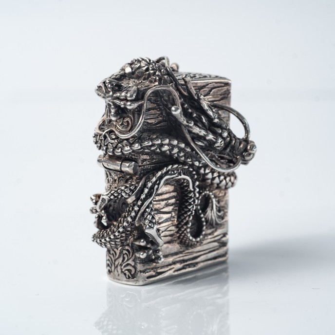Bricheta Zippo dragon incolacit l Argint