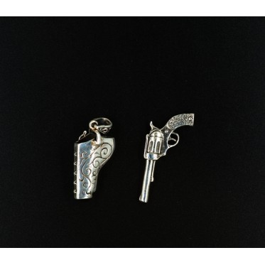 Pandantiv pistol in teaca Argint