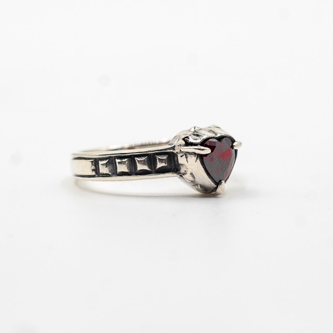 Inel gotic inima rosie puncte Argint