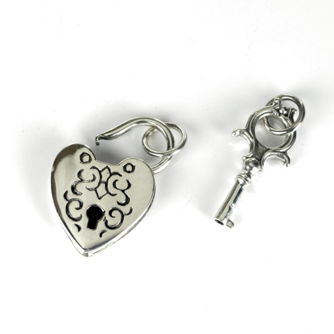Pandant gotic lacat inima cheita Argint