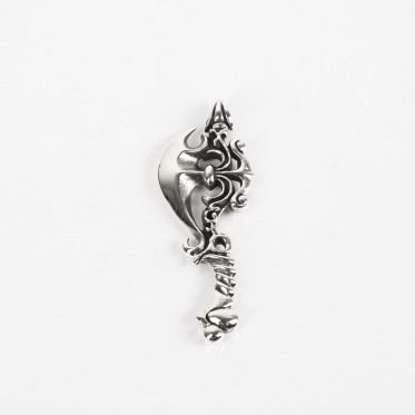 Pandantiv toporisca model gotic Argint