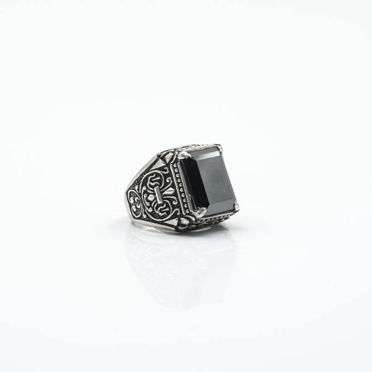 Inel dreptunghiular model gotic cz.negru Argint