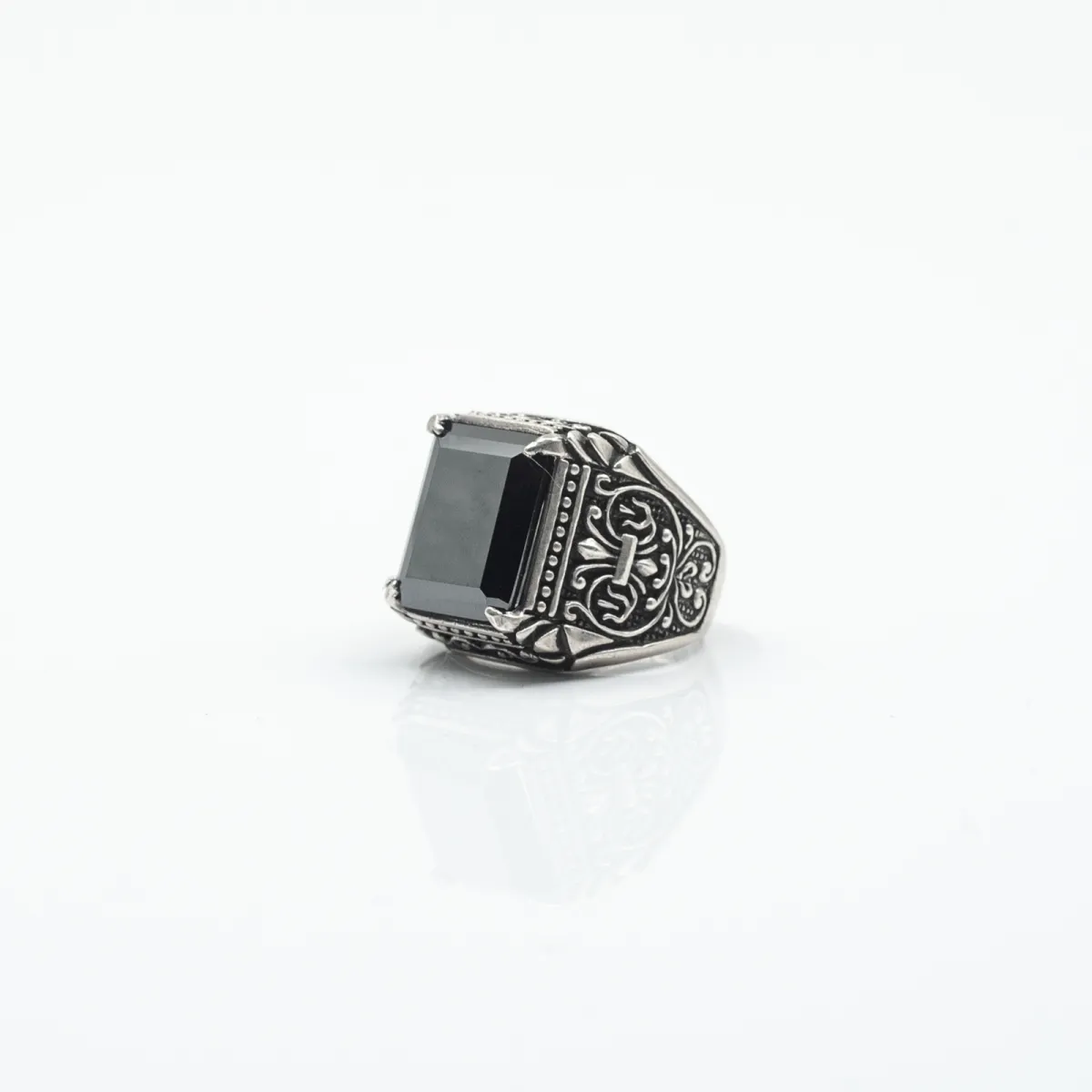 Inel dreptunghiular model gotic cz.negru Argint