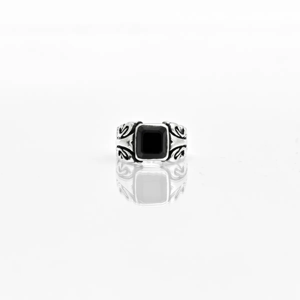 Inel gotic piatra patrata neagra Argint