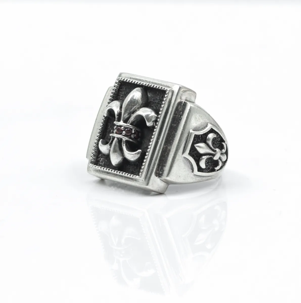 Inel dreptunghiular Fleur de Lis c.z.rosu Argint