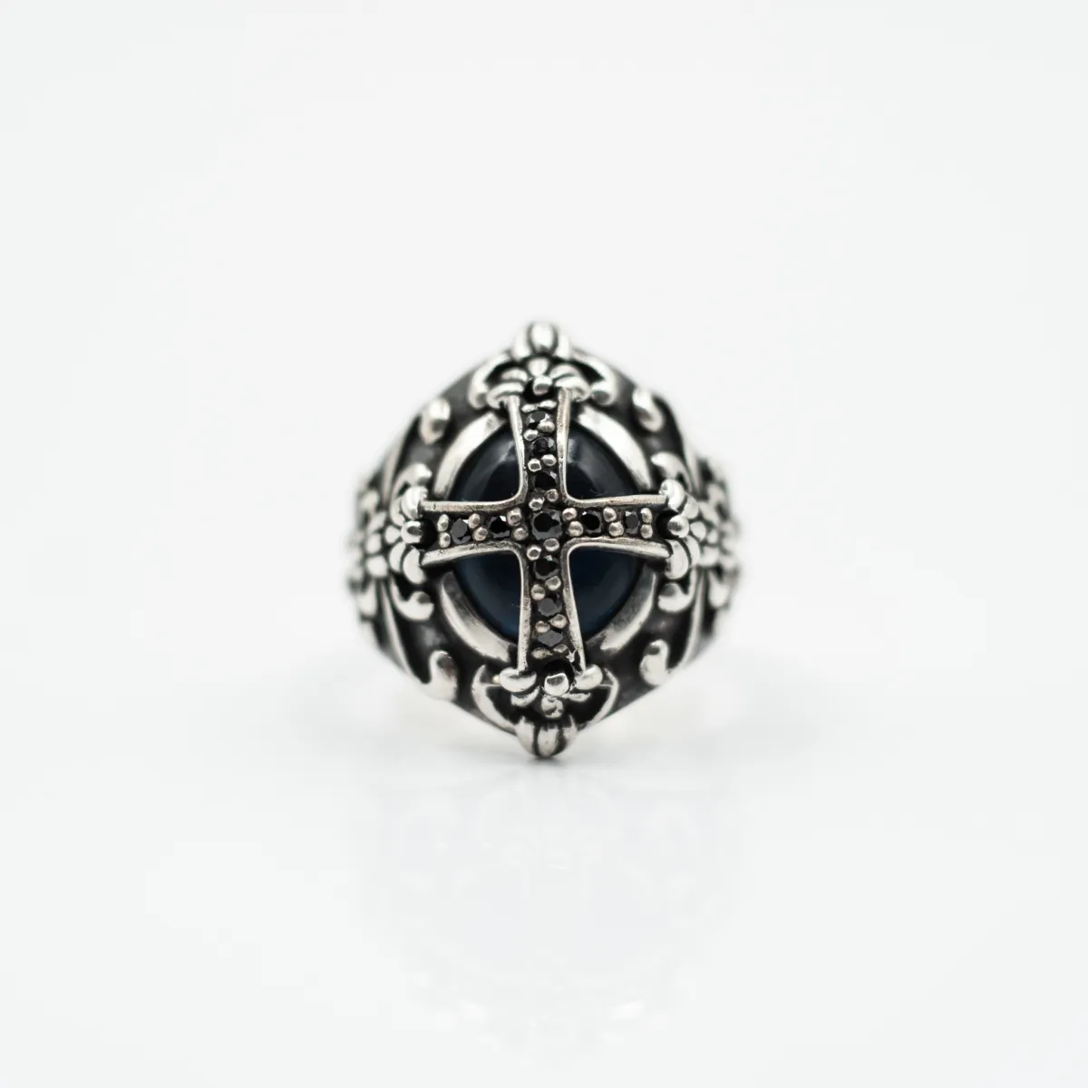 Inel oval bombat cruce gotica Argint