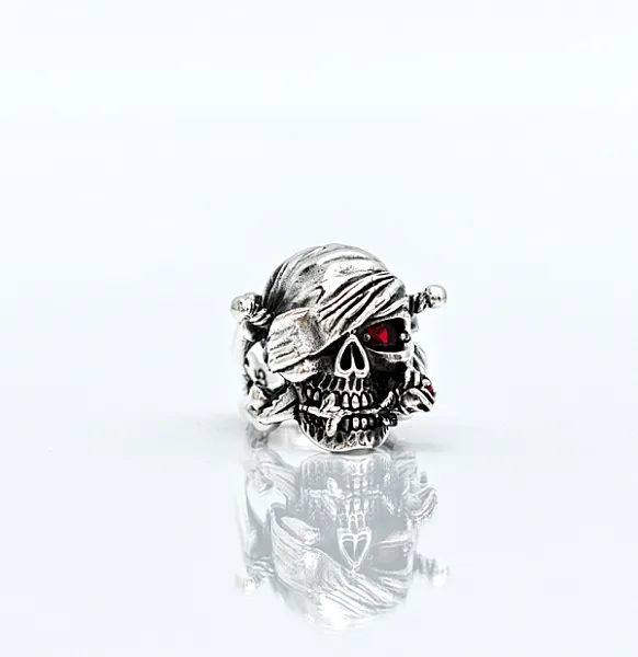 Inel craniu pirat indragostit rosu Argint