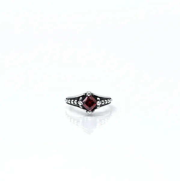 Inel gotic solitaire puncte rosu Argint