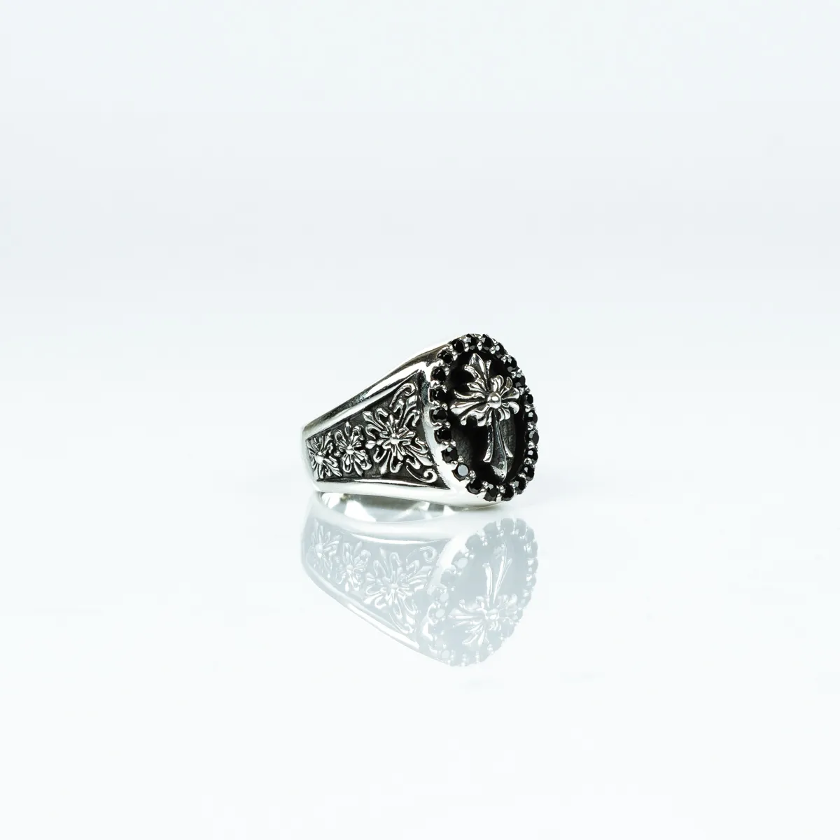 Inel oval cruce gotica zirconii Argint