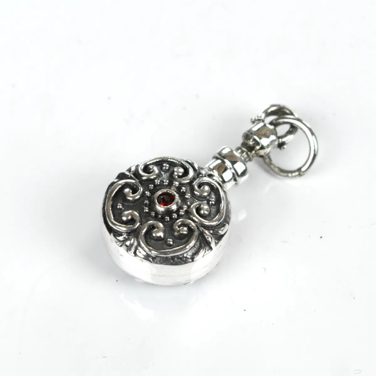 Pandantiv sticluta parfum rotunda broderie Argint