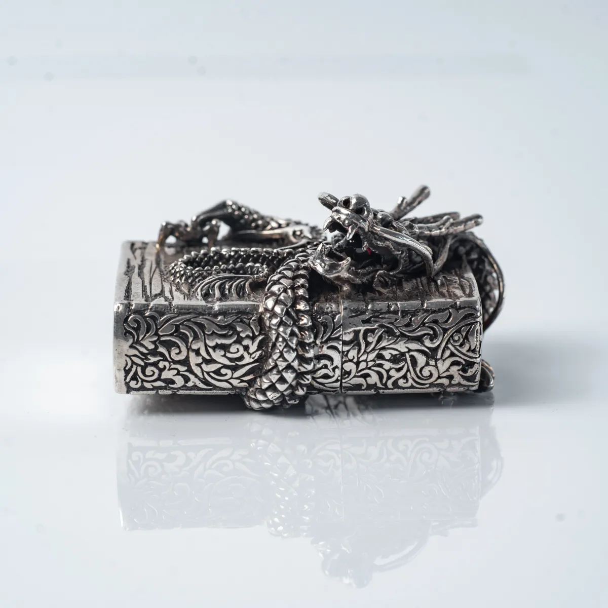 Bricheta Zippo dragon incolacit l Argint