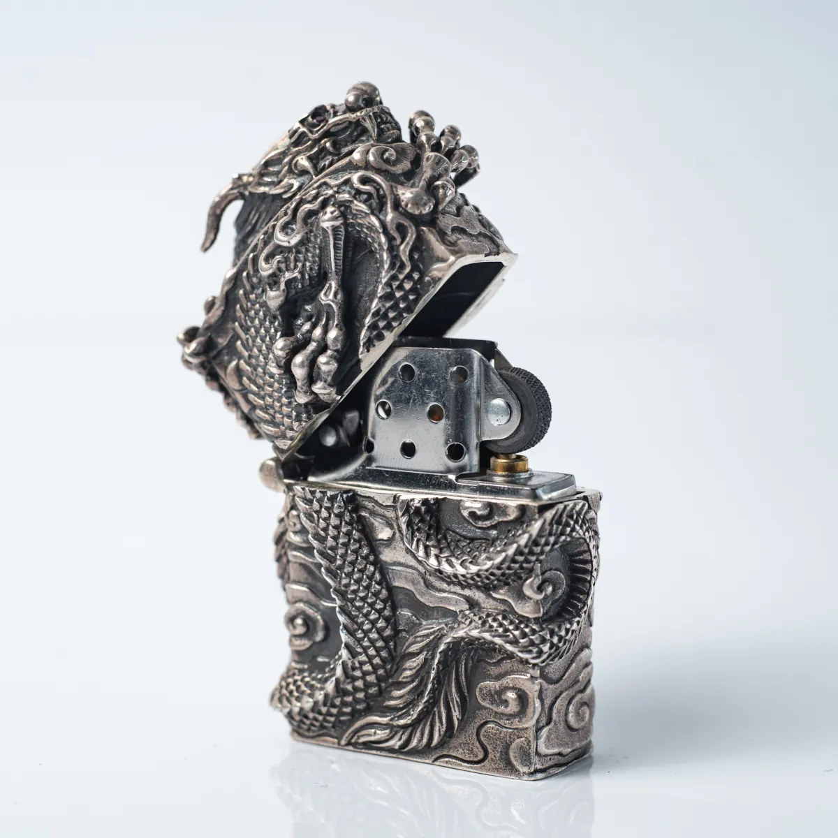 Bricheta Zippo dragon incolacit Argint