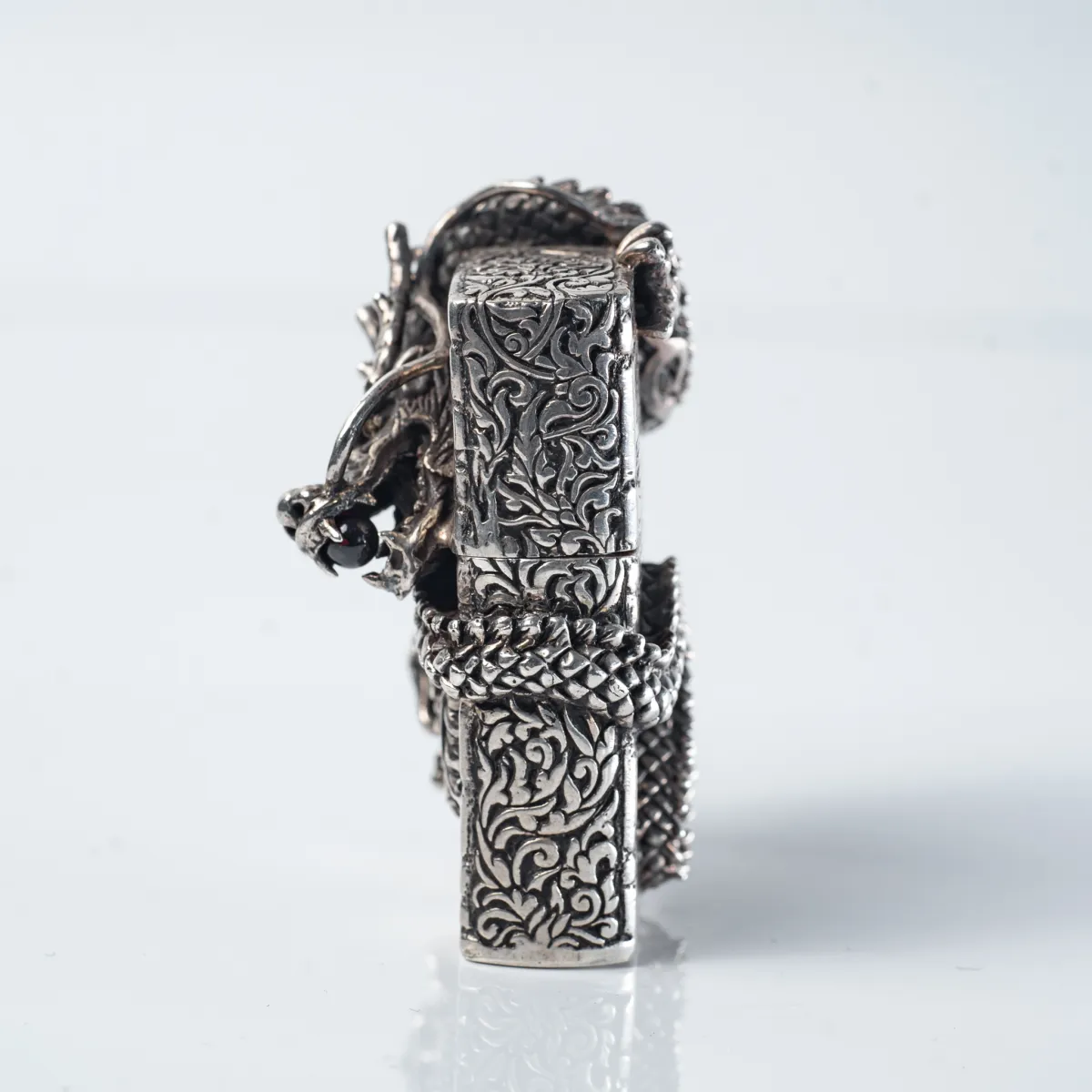 Bricheta Zippo dragon incolacit l Argint