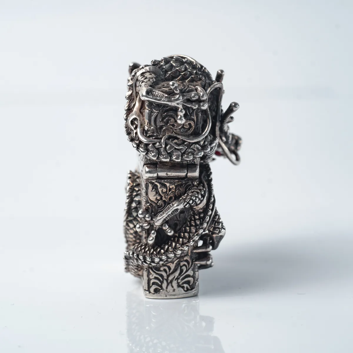 Bricheta Zippo dragon incolacit l Argint