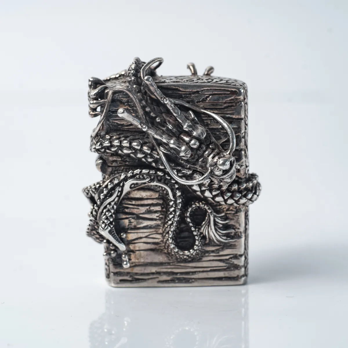 Bricheta Zippo dragon incolacit l Argint