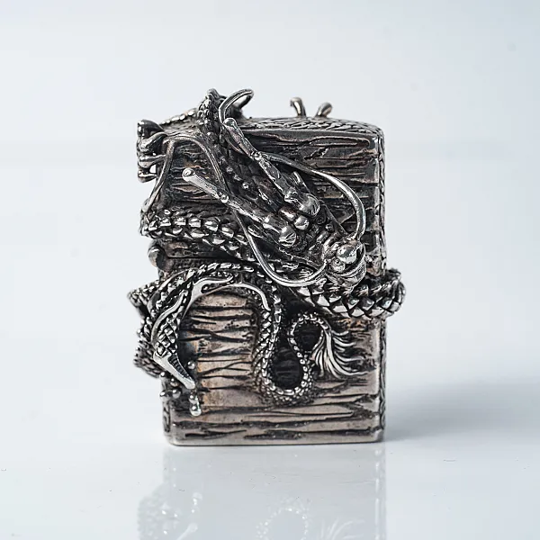 Bricheta Zippo dragon incolacit l Argint