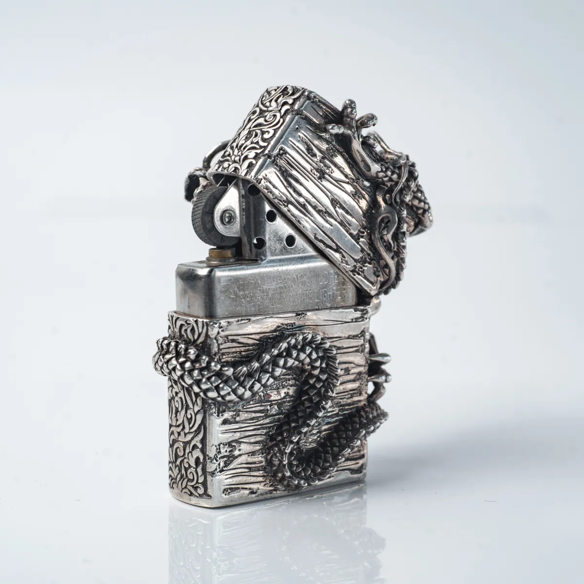 Bricheta Zippo dragon incolacit l Argint