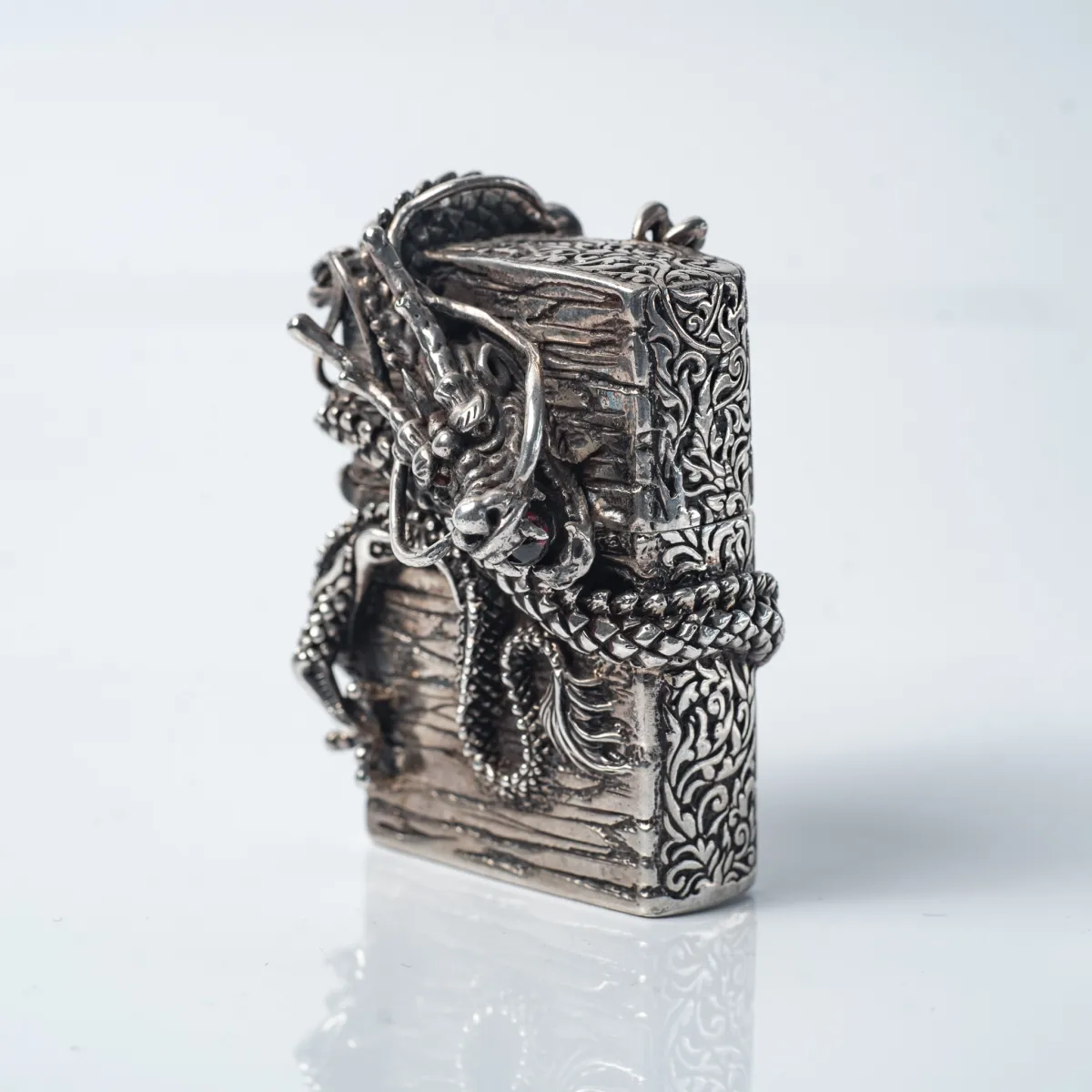 Bricheta Zippo dragon incolacit l Argint