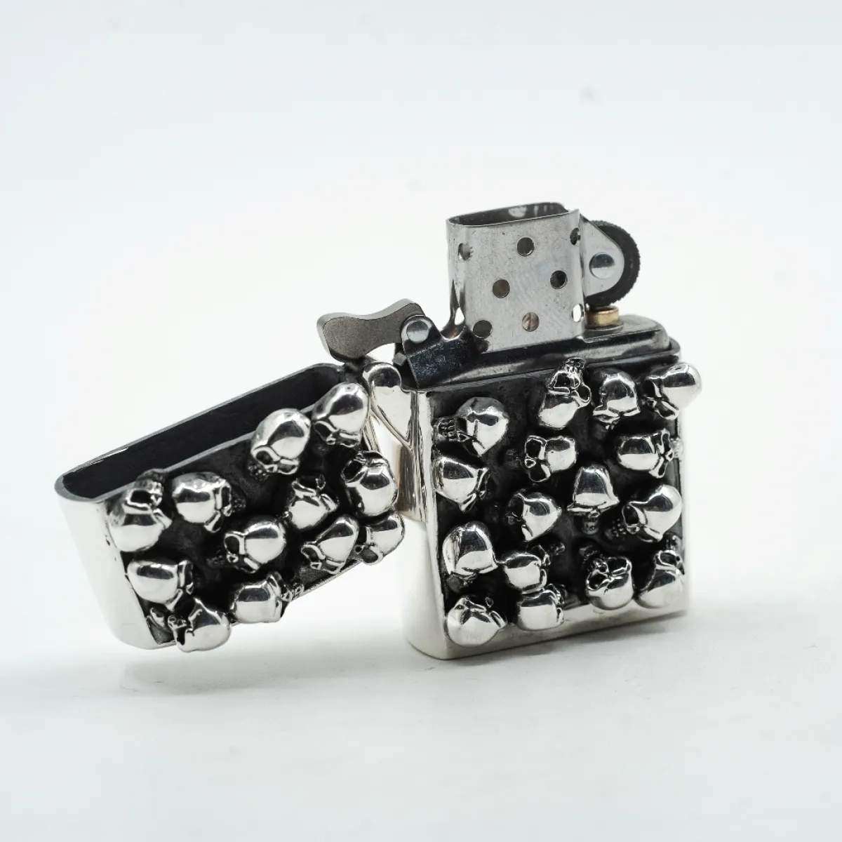 Bricheta Zippo capete de mort Argint