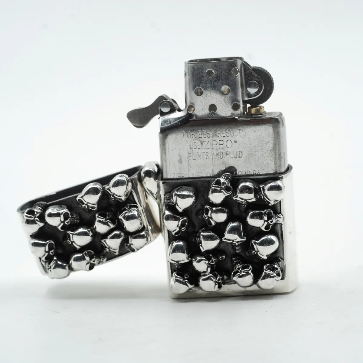 Bricheta Zippo capete de mort Argint