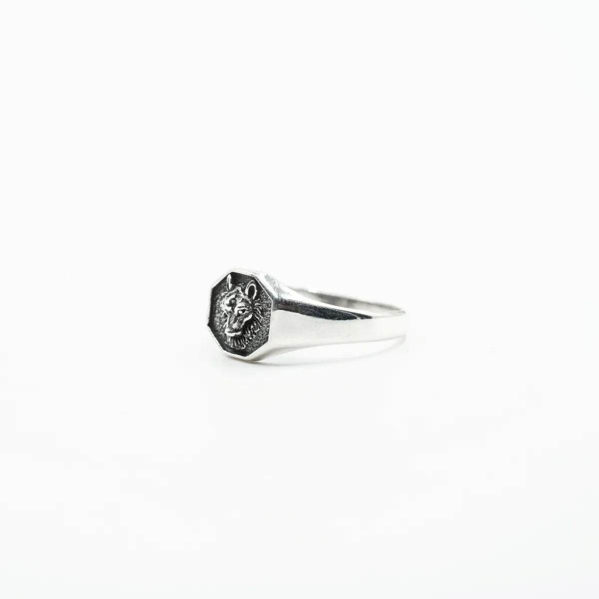 Inel hexagonal cap de lup Argint