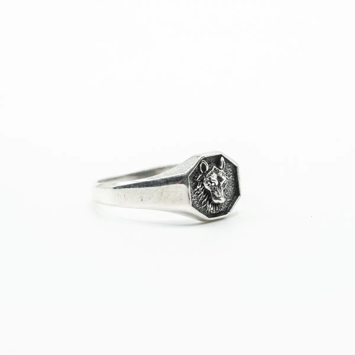 Inel hexagonal cap de lup Argint