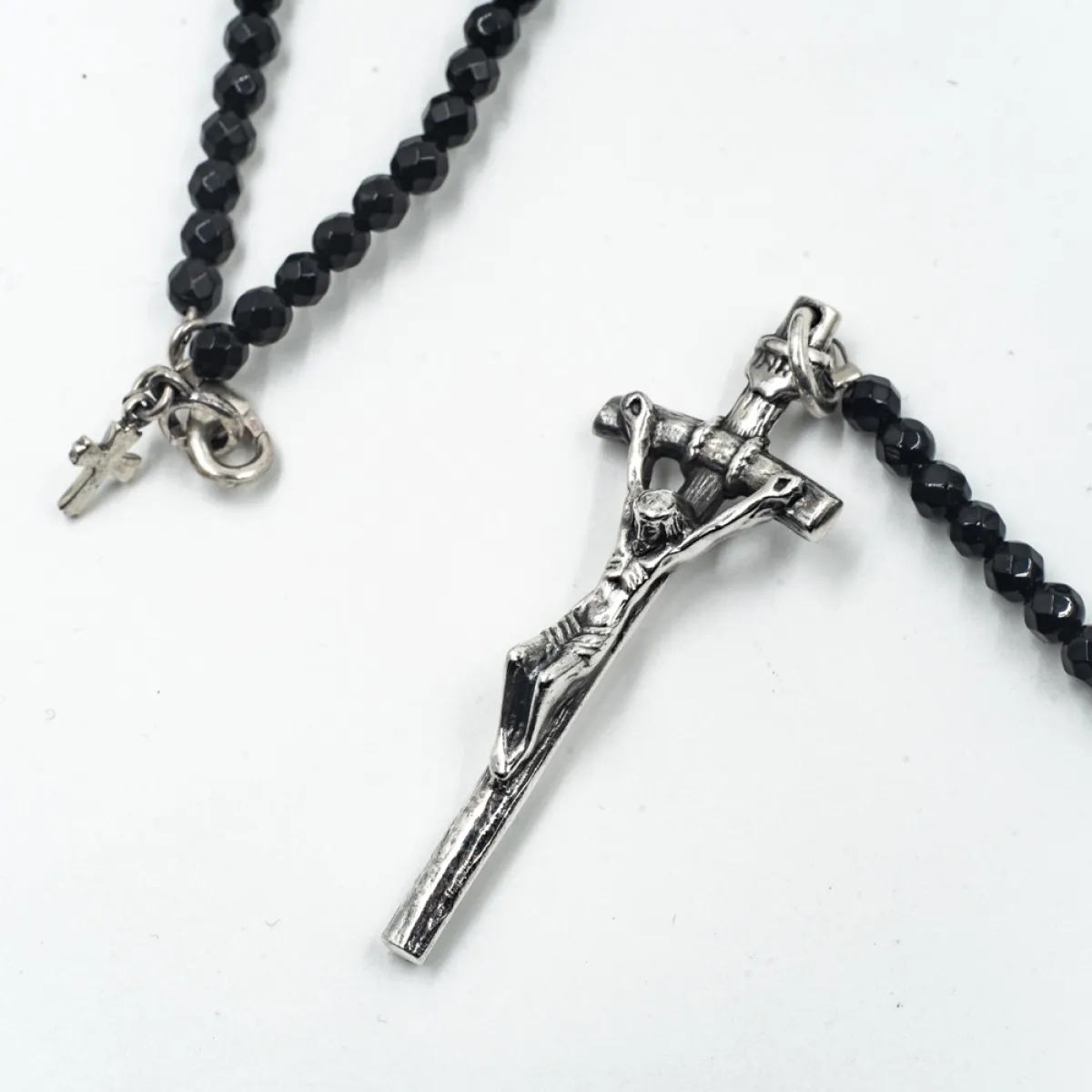 Colier onix cruce lunga Isus Argint