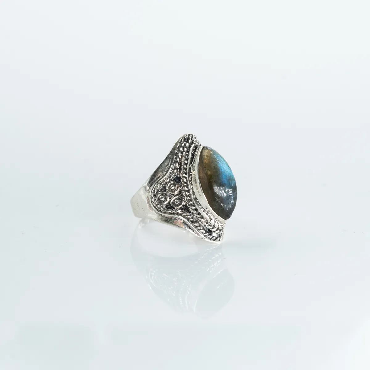 Inel oval ascutit piatra labradorite Argint