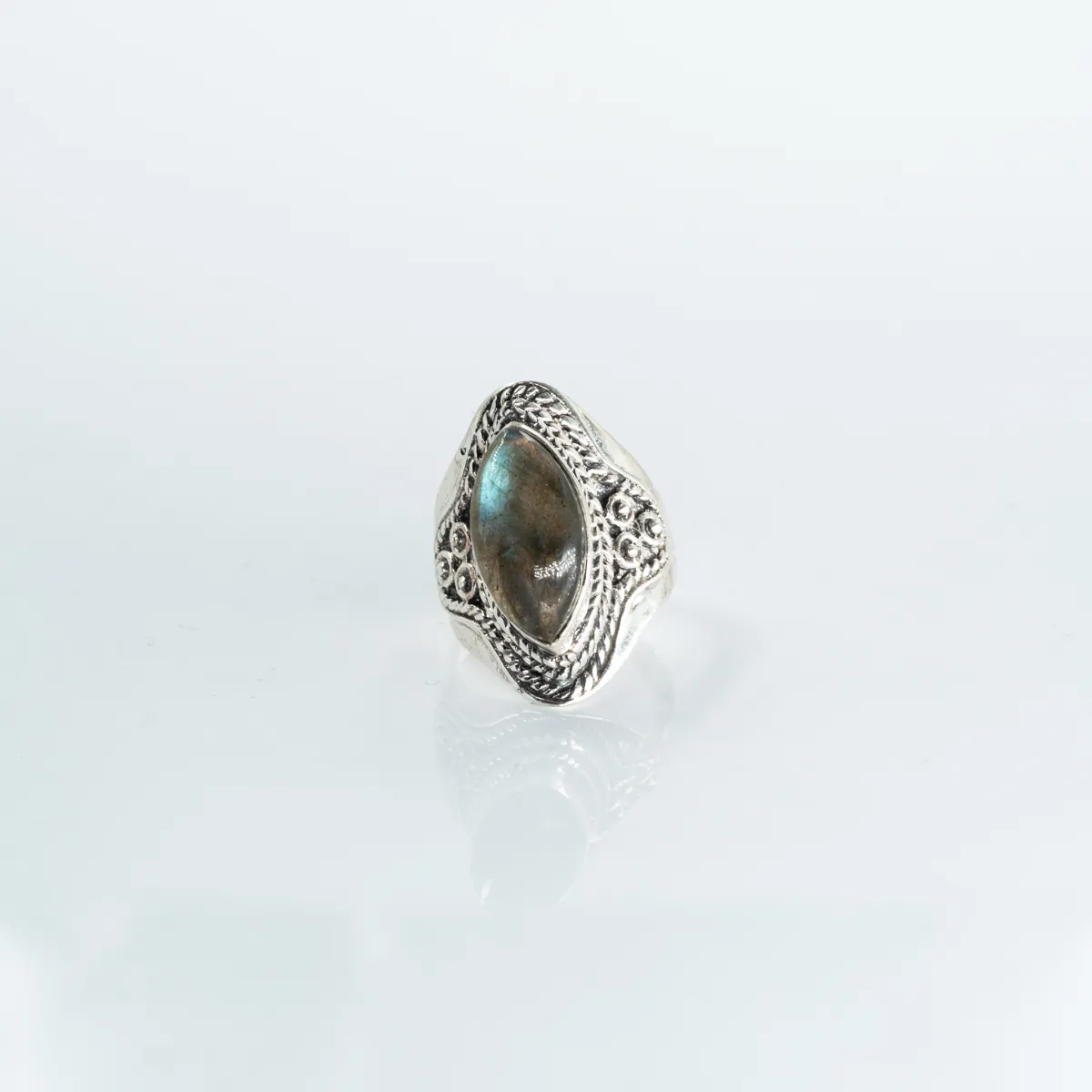 Inel oval ascutit piatra labradorite Argint