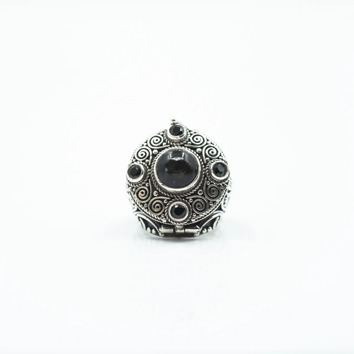Inel rotund tip caseta 3cm diopsid Argint