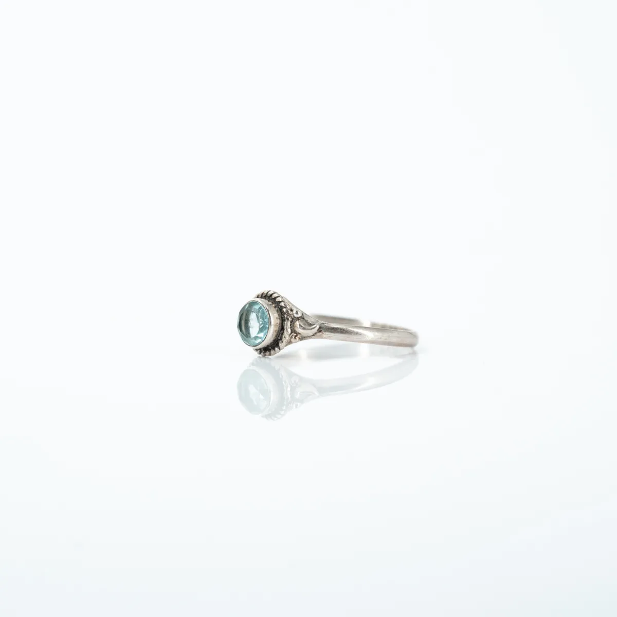 Inel rotund piatra naturala topaz bleu Argint